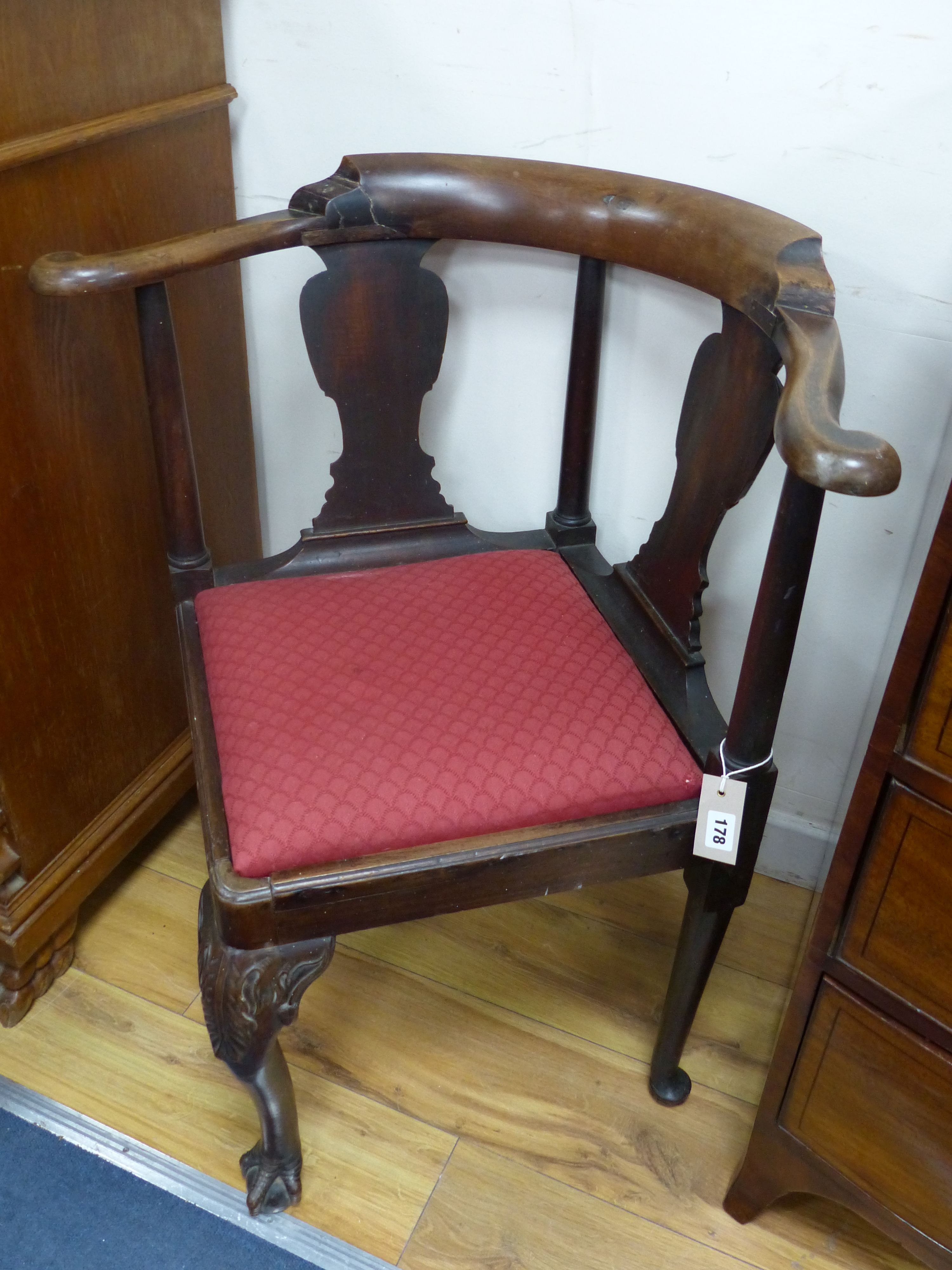 A George III Irish corner chair, width 72cm, depth 63cm, height 82cm